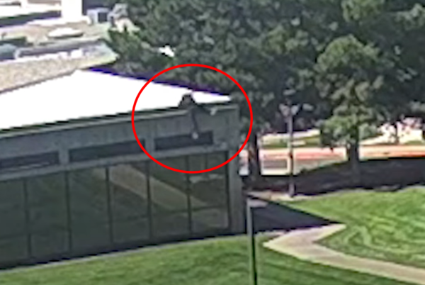 ▲▼ 美國總統川普盟友柯克(Charlie Kirk)遭槍擊身亡,官方釋出嫌疑人逃逸最新影像。(圖/翻攝自YouTube/FBI – Federal Bureau of Investigation)