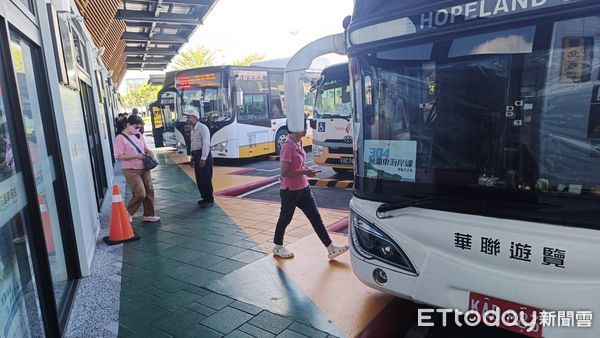 ▲預約搭乘「304洄瀾東海岸線」郵輪式公車贈好禮,一上線官網預約名額瞬間額滿。(圖/花蓮縣政府提供)