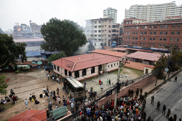 ▲▼尼泊爾動亂,囚犯趁亂越獄。圖為士兵阻擋囚犯越獄。(圖/路透)