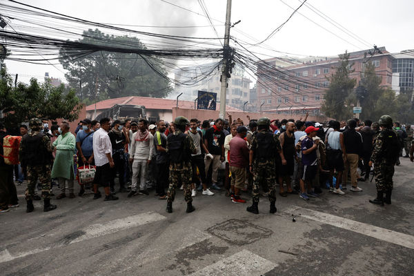 ▲▼尼泊爾動亂,囚犯趁亂越獄。圖為士兵阻擋囚犯越獄。(圖/路透)