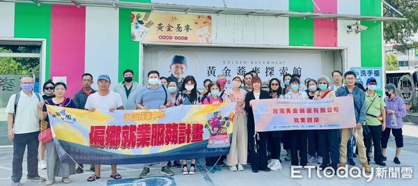 ▲偏鄉就業服務專車開進台南玉井,帶領民眾走訪黃金蕎麥探索館,體驗在地產業魅力。(記者林東良翻攝,下同)