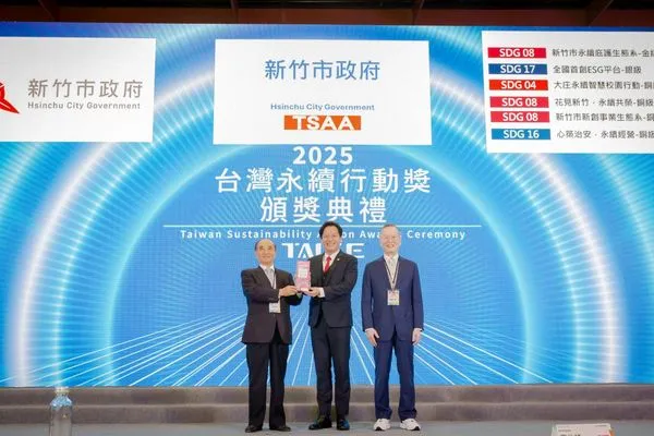 ▲邱臣遠代理市長代表市府獲頒6項台灣永續行動獎。(圖/新竹市政府提供)