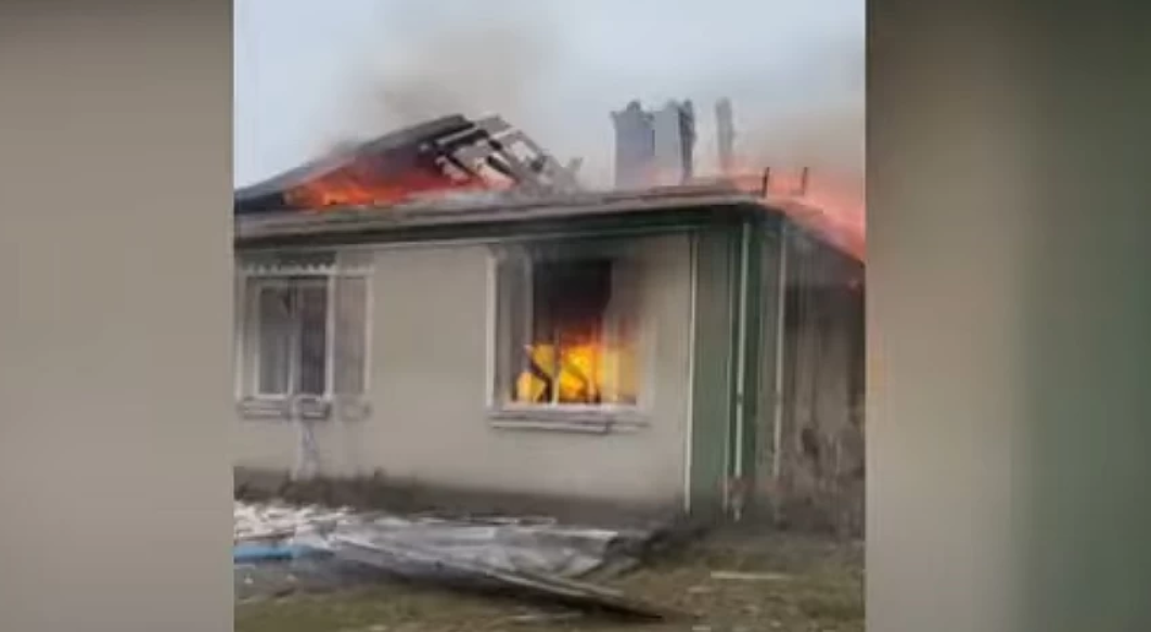 ▲▼扯!烏克蘭戰機飛一半「飛彈掉出來」 炸毀警官高層父母家。(圖/翻攝自kp.ua)