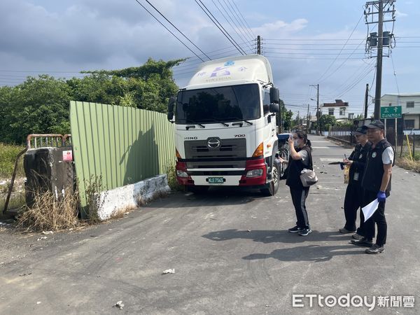 ▲專案小組人員在屏東縣南州鄉查獲事業廢棄物。(圖/民眾提供)