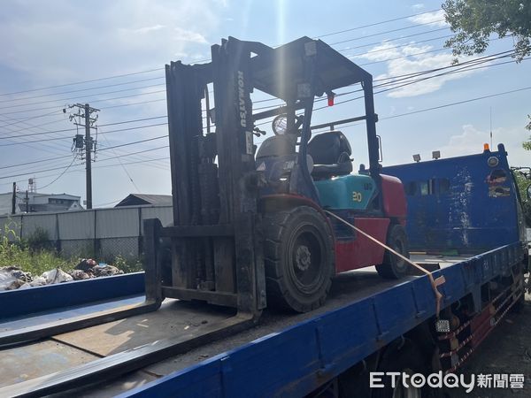 ▲專案小組人員在屏東縣南州鄉查獲事業廢棄物。(圖/民眾提供)