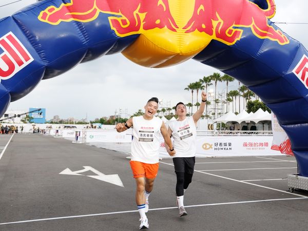 ▲浩克爸爸﹑柯有倫﹑周杰倫平時約打高爾夫球。(圖/我在娛樂)