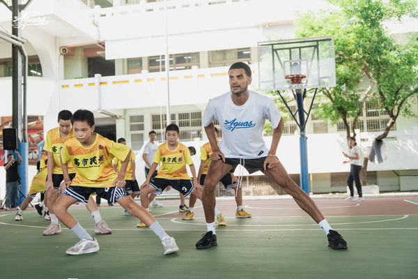 ▲詹姆斯認真指導民族國中籃球隊、胡瓏貿、施晉堯、詹姆斯擔任防守教室教練、胡瓏貿汗流浹背下場示範教學、施晉堯與詹姆斯指導民族國中籃球隊。(圖/海神提供)