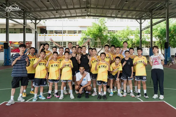 ▲詹姆斯認真指導民族國中籃球隊、胡瓏貿、施晉堯、詹姆斯擔任防守教室教練、胡瓏貿汗流浹背下場示範教學、施晉堯與詹姆斯指導民族國中籃球隊。(圖/海神提供)