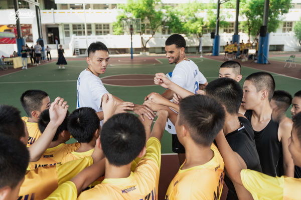 ▲詹姆斯認真指導民族國中籃球隊、胡瓏貿、施晉堯、詹姆斯擔任防守教室教練、胡瓏貿汗流浹背下場示範教學、施晉堯與詹姆斯指導民族國中籃球隊。(圖/海神提供)