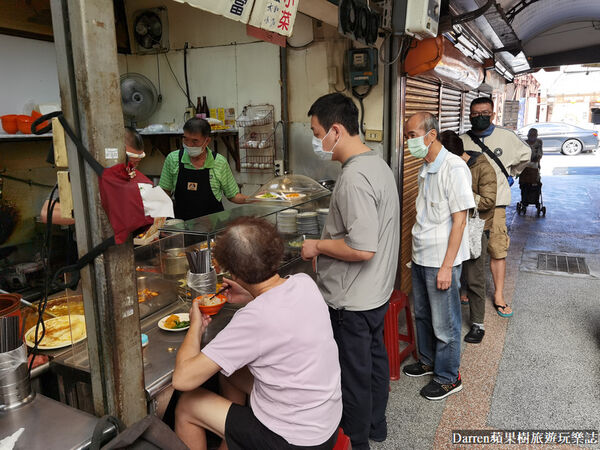 ▲▼萬華三水街市場小吃「正宗阿偉咖哩飯」推薦,極致香10元飯菜滷肉。(圖/部落客Darren提供)