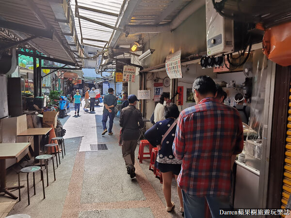 ▲▼萬華三水街市場小吃「正宗阿偉咖哩飯」推薦,極致香10元飯菜滷肉。(圖/部落客Darren提供)