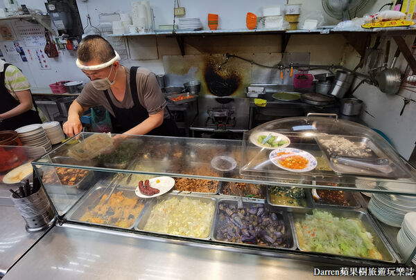▲▼萬華三水街市場小吃「正宗阿偉咖哩飯」推薦,極致香10元飯菜滷肉。(圖/部落客Darren提供)