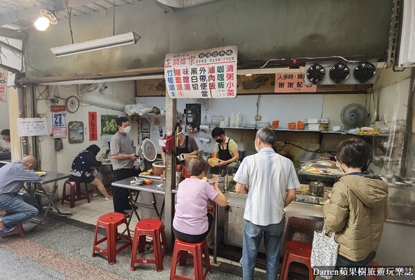 ▲▼萬華三水街市場小吃「正宗阿偉咖哩飯」推薦,極致香10元飯菜滷肉。(圖/部落客Darren提供)