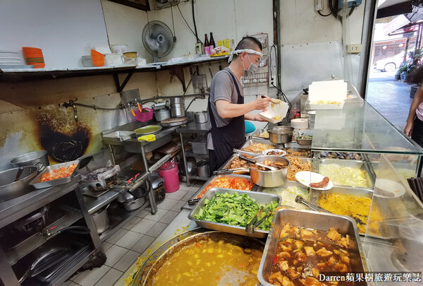 ▲▼萬華三水街市場小吃「正宗阿偉咖哩飯」推薦,極致香10元飯菜滷肉。(圖/部落客Darren提供)