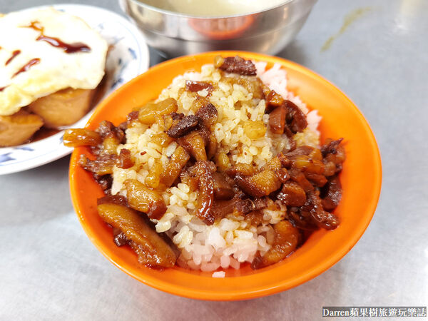 ▲▼萬華三水街市場小吃「正宗阿偉咖哩飯」推薦,極致香10元飯菜滷肉。(圖/部落客Darren提供)