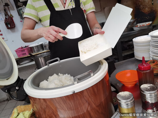 ▲▼萬華三水街市場小吃「正宗阿偉咖哩飯」推薦,極致香10元飯菜滷肉。(圖/部落客Darren提供)