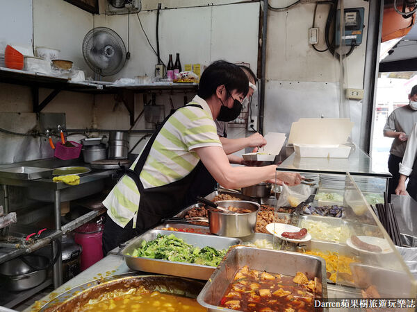 ▲▼萬華三水街市場小吃「正宗阿偉咖哩飯」推薦,極致香10元飯菜滷肉。(圖/部落客Darren提供)