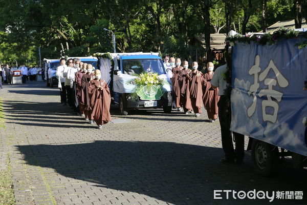 ▲醫學生上課前默禱感恩無語良師的教學。(圖/慈濟醫大學提供,下同)