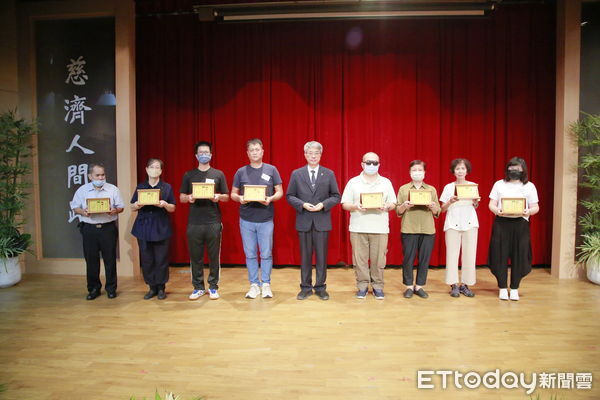 ▲醫學生上課前默禱感恩無語良師的教學。(圖/慈濟醫大學提供,下同)