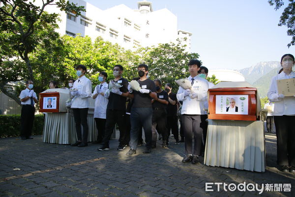 ▲醫學生上課前默禱感恩無語良師的教學。(圖/慈濟醫大學提供,下同)