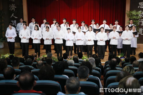 ▲醫學生上課前默禱感恩無語良師的教學。(圖/慈濟醫大學提供,下同)