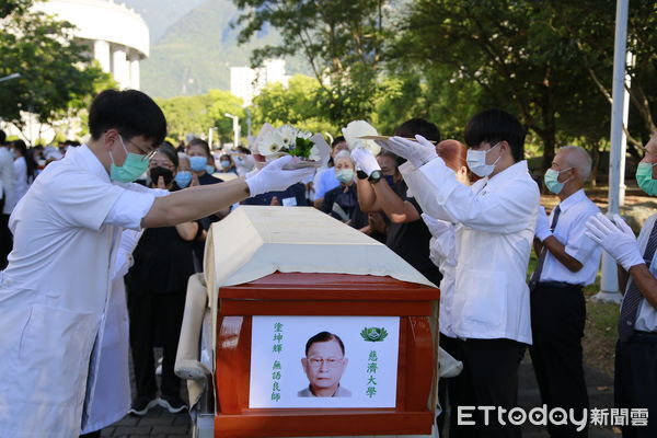 ▲醫學生上課前默禱感恩無語良師的教學。(圖/慈濟醫大學提供,下同)