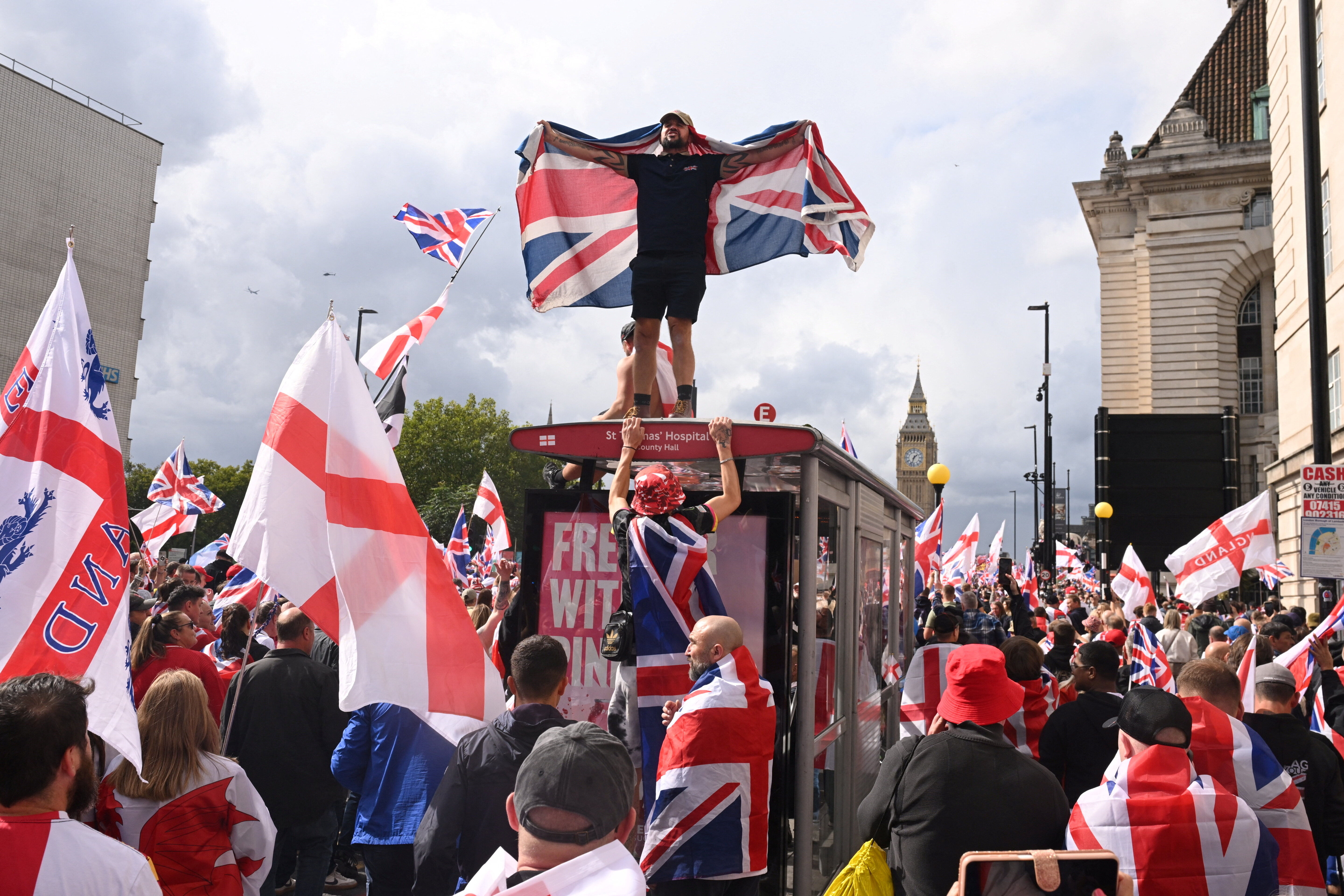 ▲英國極右派走上街頭。(圖/路透)