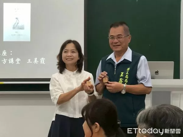 ▲王美霞老師在曾文願景園區講解《金剛經》,帶領學員體驗心靈自在之道。(記者林東良翻攝,下同)