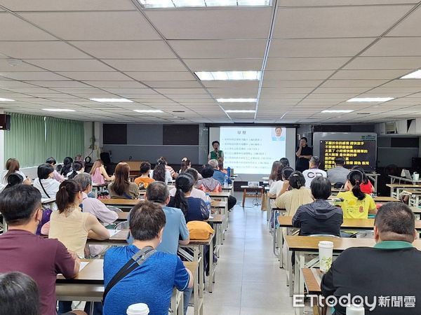 ▲台南勞工局舉辦「快樂於轉念之間」講座,現場座無虛席。(記者林東良翻攝,下同)