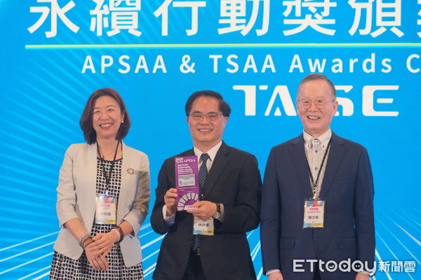 ▲▼花蓮慈濟醫院在第四屆亞太暨台灣永續行動獎上榮獲雙金獎由院長林欣榮代表團隊接受表揚。(圖/慈濟醫學中心提供,下同)