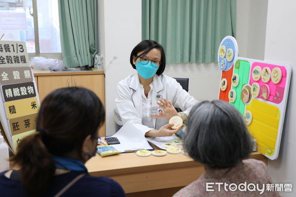 ▲▼花蓮慈濟醫院在第四屆亞太暨台灣永續行動獎上榮獲雙金獎由院長林欣榮代表團隊接受表揚。(圖/慈濟醫學中心提供,下同)