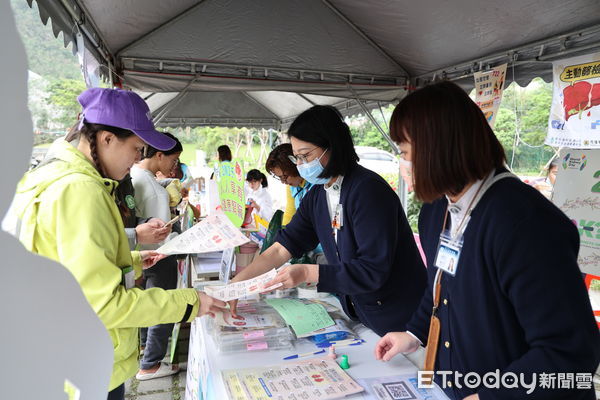 ▲▼花蓮慈濟醫院在第四屆亞太暨台灣永續行動獎上榮獲雙金獎由院長林欣榮代表團隊接受表揚。(圖/慈濟醫學中心提供,下同)