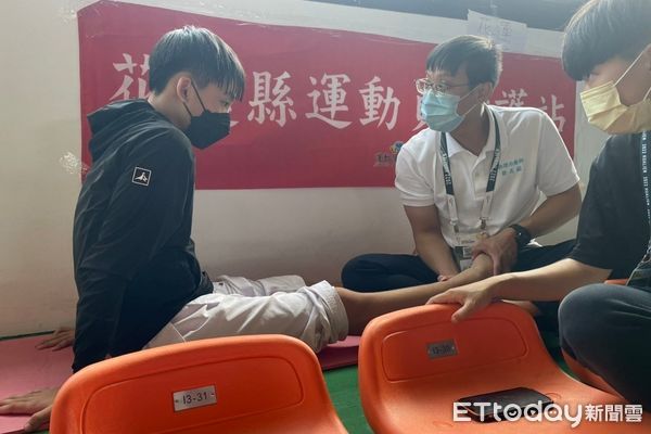 ▲▼花蓮慈濟醫院在第四屆亞太暨台灣永續行動獎上榮獲雙金獎由院長林欣榮代表團隊接受表揚。(圖/慈濟醫學中心提供,下同)