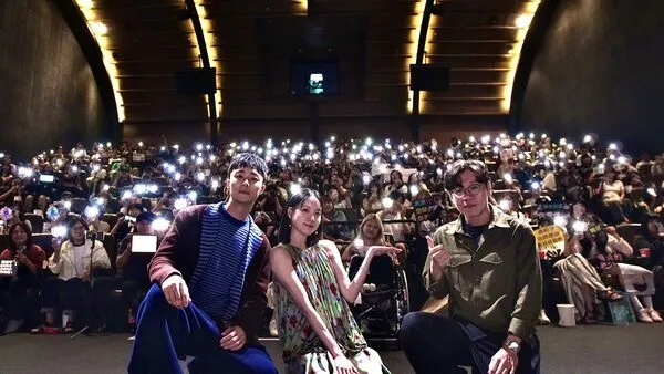 ▲施柏宇(左起)、程予希和導演邱晧洲出席《夏日最後的祕密》韓國首映。(圖/阿榮影業提供)