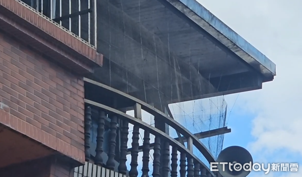 ▲▼ 遊客在平溪放天燈,燒到附近住戶的曬衣架。(圖/記者郭世賢翻攝,下同)