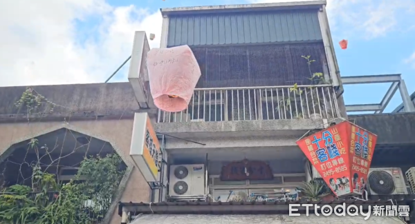 ▲▼ 遊客在平溪放天燈,燒到附近住戶的曬衣架。(圖/記者郭世賢翻攝,下同)