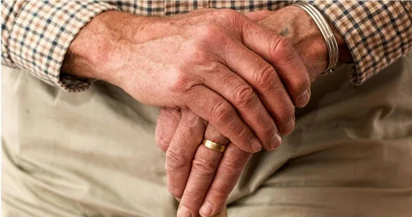 家人誤以為長輩失智。(示意圖/Pexels)