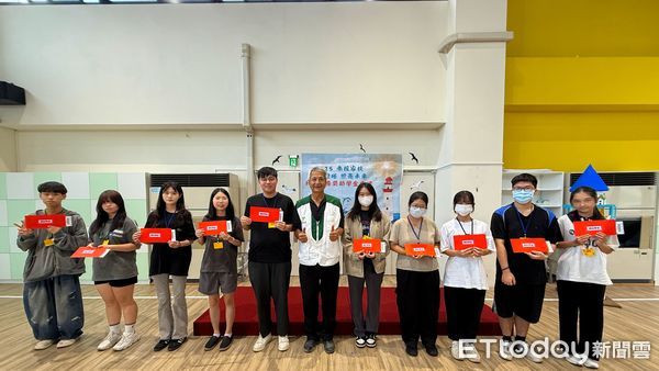 ▲南投家扶日前舉辦大專獎助學金典禮,約190位扶助大專生受惠。(圖/南投家扶中心提供)