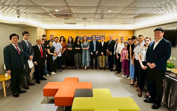 ▲黃文榮秘書長(左3)與Fernando Schmidt處長(右11)及智利、台灣廠商合。(圖/IEAT提供)