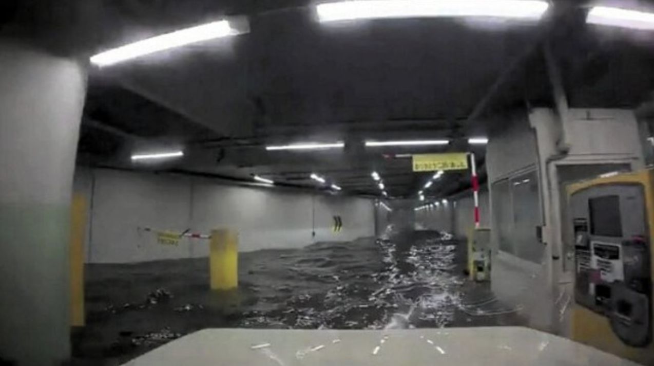 ▲▼ 大雨,日本,積水,車輛,安全,豪降雨,地下室。(圖/截取自《朝日新聞》)