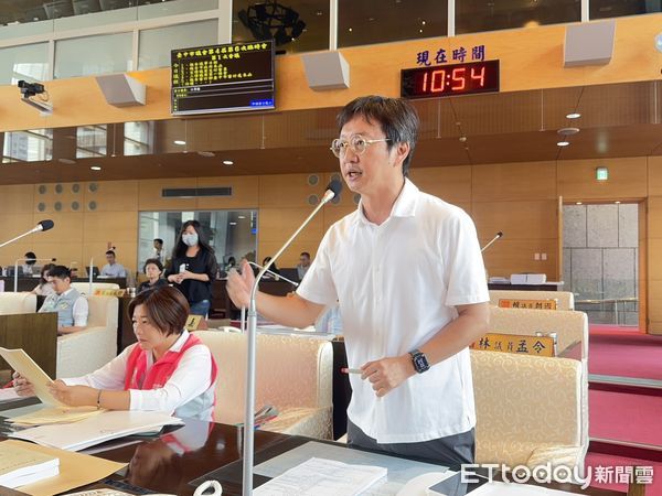 ▲台中新光三越週年慶前復業,議員江肇國質疑,市府至今都沒公布氣爆原因,市民怎安心走進去?(圖/記者游瓊華翻攝)