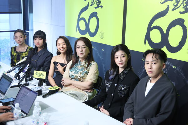 ▲趙永馨(左三)今天表示瓊瑤必須要得獎。(圖/記者劉亮亨攝)