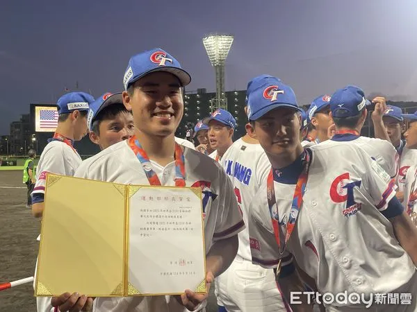 ▲▼U18隊長游能茗代為接收運動部長李洋賀電。(圖/記者楊舒帆攝)