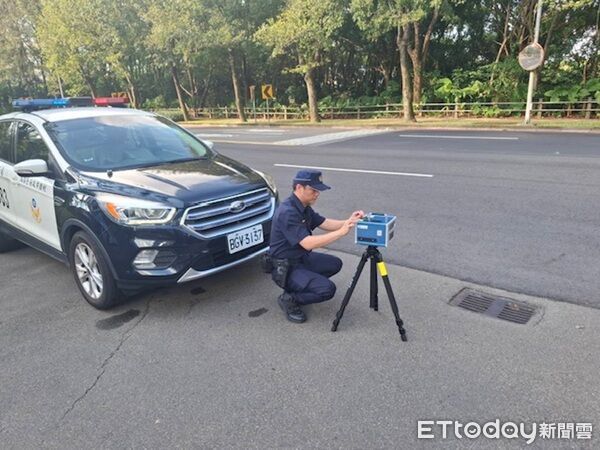 ▲龜山警方在華亞科技園區執行移動式「科技執法」。(圖/龜山警分局提供)
