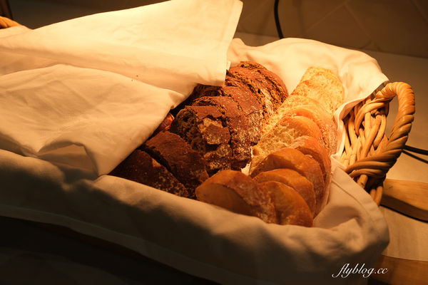 ▲▼傳聞庫克山必住飯店,入住推薦吃百匯晚餐。(圖/部落客飛天璇提供)