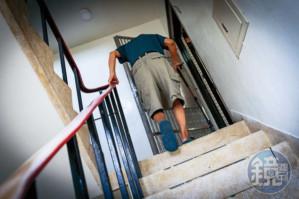 需洗腎的老鄰居無法入住新屋,只能寄人籬下,住在5樓的老公寓。