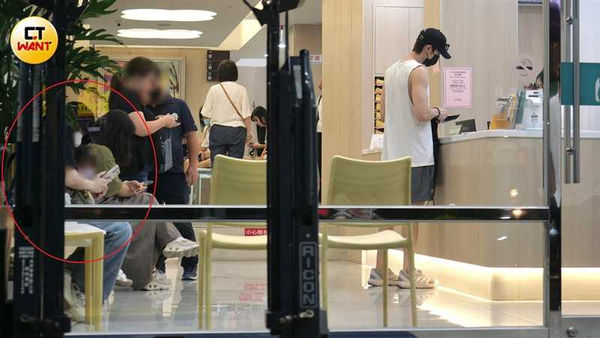 在范姜掛號期間,女子與粿醬互動十分熱絡,看起來兩人相當熟悉彼此。(圖/本刊攝影組)