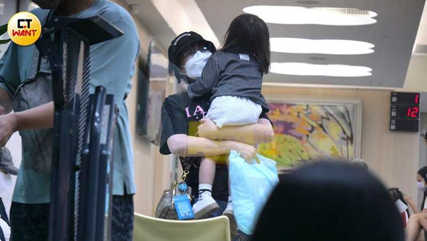 看完醫生,范姜先一步去開車,黑帽女則抱起粿醬在門口等候。(圖/本刊攝影組)