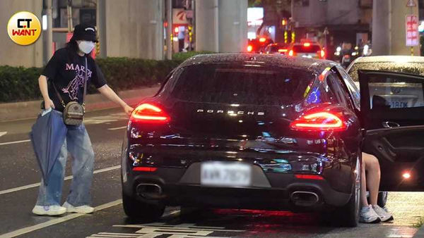 黑帽女等到粿醬坐好,才繞到另一側上了後座。(圖/本刊攝影組)