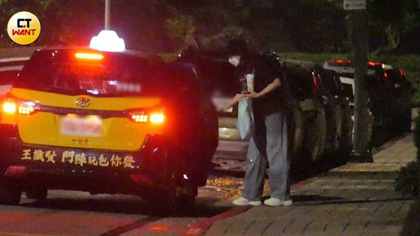 時間來到晚間11點,黑帽女離開范姜的公寓,獨自搭乘計程車離開。(圖/本刊攝影組)